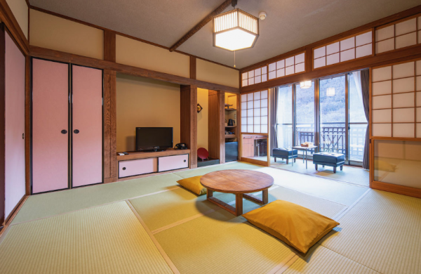 Teras dengan lantai tatami dan pintu geser fusuma